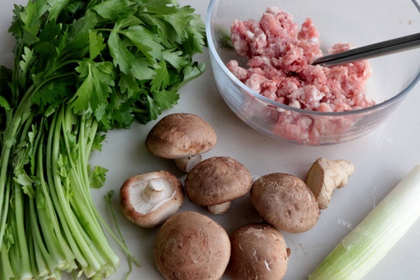 芹菜香菇水饺，将芹菜与香菇剁碎，包成饺子，味道异常的鲜美第一步