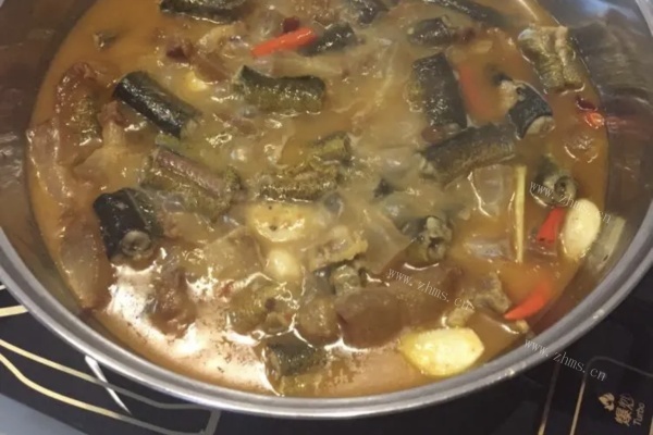 黄鳝腊肉火锅——色香美味挑逗你的味蕾第六步