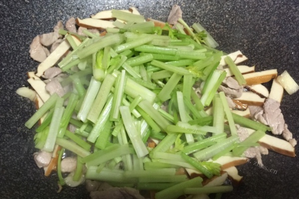 家常下饭菜豆干肉丝，食材简单又易做第七步