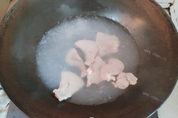 猪肝菠菜,食材简单但却营养丰富的美食第二步