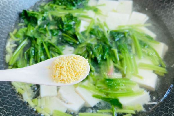 豆腐菠菜汤，非常清香的一款汤，配上一碗自己喜欢的蘸水也不错哟第八步