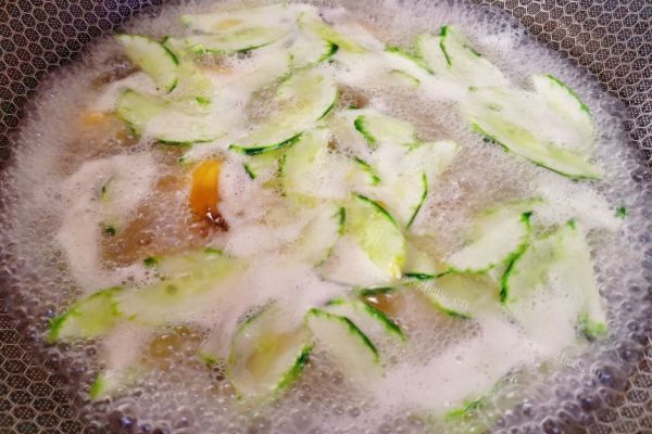 黄瓜皮蛋汤，清清爽爽，非常适合夏季的一道汤菜第八步