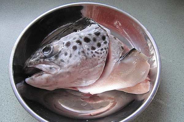 最家常的三文鱼头的做法，原来不常见的三文鱼头都被喝了！第一步