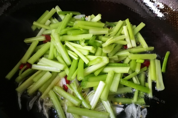 芹菜炒豆干，葱香与辣椒香味儿完美融合第八步