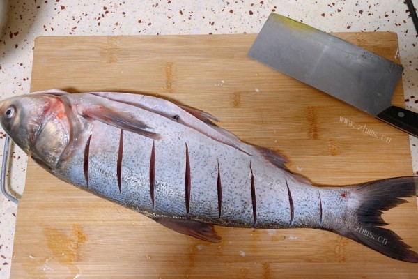 白鲢鱼怎么做好吃呢？做成红烧鱼吧，简单又美味第二步