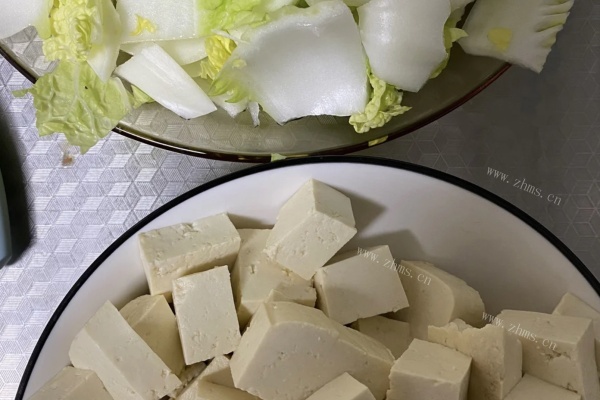 家常美味的白菜梗炒豆腐第一步