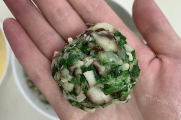 难以抗拒的香菇小白菜玉米面团子，圆滚滚的外形十分可爱第六步