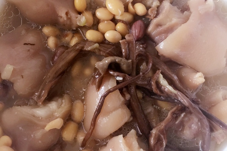 茶树菇黄豆汤，口感醇厚甜美