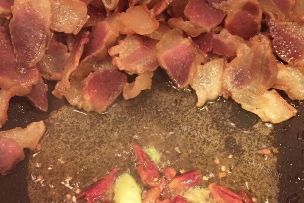 蒜苗炒毛腊肉——咸咸的腊肉满满的年味第五步