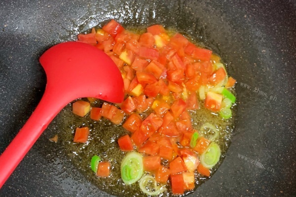 番茄土豆加上饭，做一道彩色的番茄土豆烩饭第三步