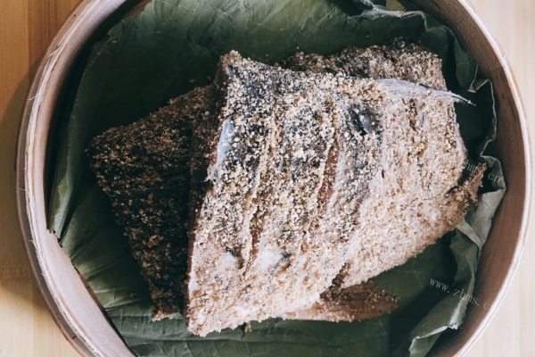 荷香川味粉蒸鮰鱼，鱼肉中透出淡淡的荷香，清爽又美味第五步