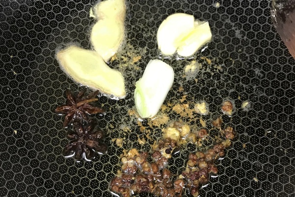 鲜美的茶树菇鸡腿炖汤，一个人就能吃完一锅第四步