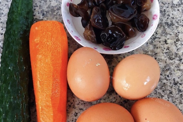 五颜六色的木耳青瓜炒蛋，不仅颜值高，味道也是一级棒第一步