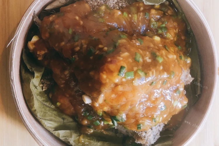 荷香川味粉蒸鮰鱼，鱼肉中透出淡淡的荷香，清爽又美味