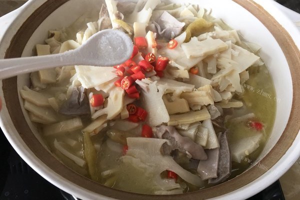 泡椒竹笋猪肚，酸辣爽脆吃不腻第九步
