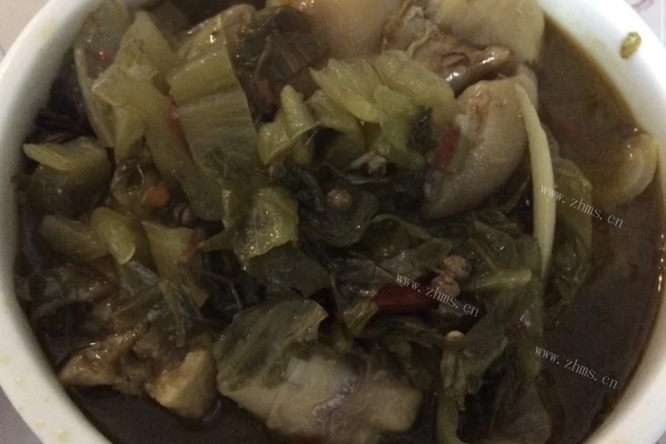 古蔺酸菜蹄花汤，酸菜完美中和了猪蹄的油腻感第六步