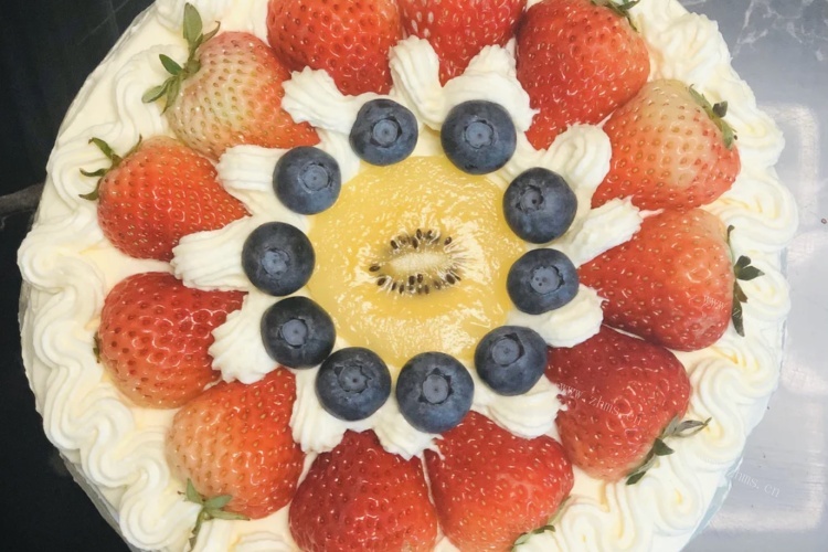 自制八寸奶油水果蛋糕，分量十足，满满都是水果