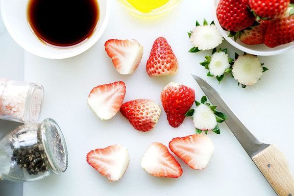 轻食主义者们的最爱——图林根香肠草莓沙拉第三步
