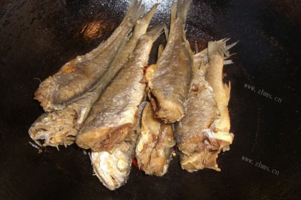 新鲜美味的焖黄花鱼，简单几步就能烧出下饭神器第七步