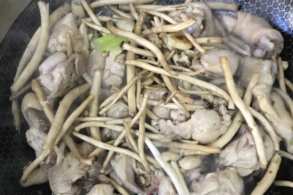 鲜美的茶树菇鸡腿炖汤，一个人就能吃完一锅第五步