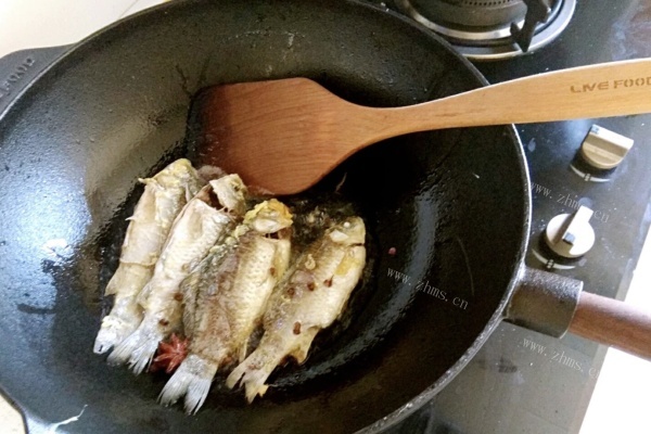 清蒸鲫鱼炖出来鱼肉软软的，白菜又爽脆下饭第六步