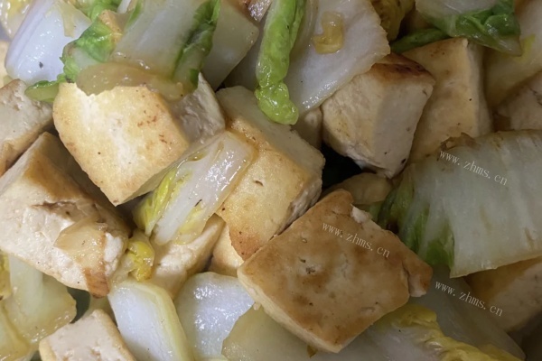 家常美味的白菜梗炒豆腐第九步
