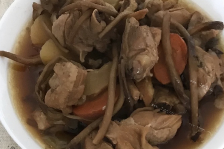 鲜美的茶树菇鸡腿炖汤，一个人就能吃完一锅