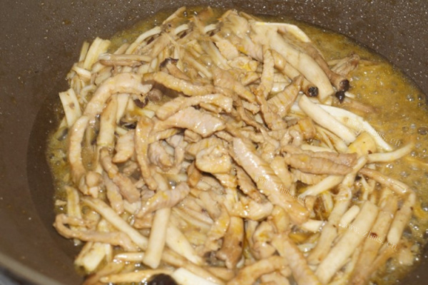 美味的家常菜，新鲜的茶树菇肉片第六步
