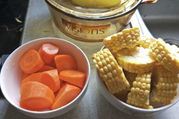 玉米排骨山药炖萝卜，汤汁浓郁味道鲜美，先喝汤再吃肉，越吃越上头第七步