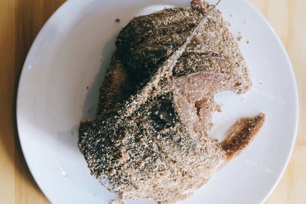 荷香川味粉蒸鮰鱼，鱼肉中透出淡淡的荷香，清爽又美味第三步