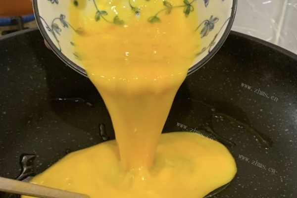 再忙，做一道椒油茭白炒鸡蛋的时间总有吧第三步