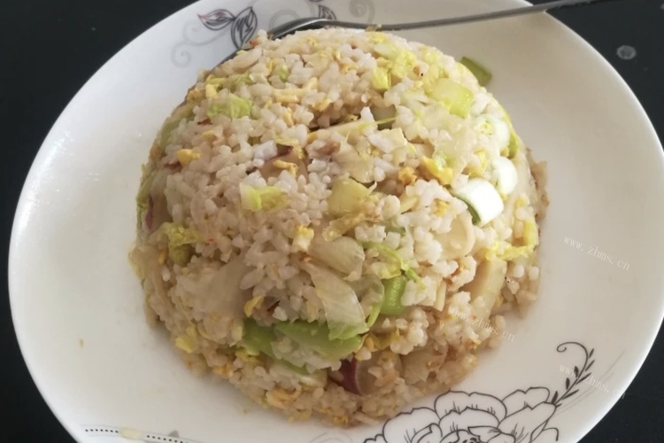 素什锦炒饭 蛋花诱人的香气夹杂着白菜清新的味道 太诱人了图解 九州醉餐饮网 素什锦炒饭 蛋花诱人的香气夹杂着白菜清新的味道 太诱人了图解 九州醉餐饮网