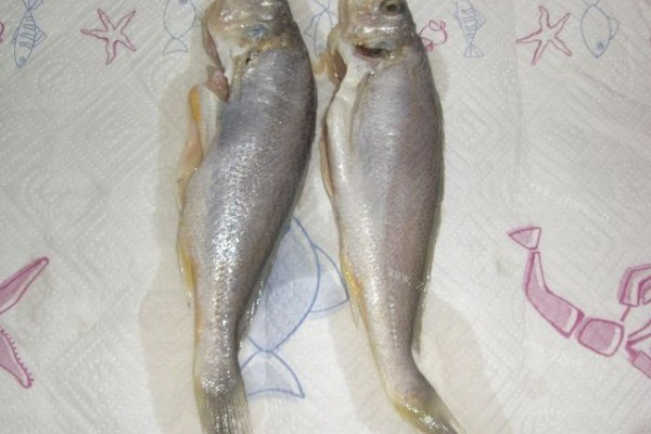新鲜美味的焖黄花鱼，简单几步就能烧出下饭神器第二步