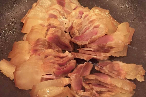 蒜苗炒毛腊肉——咸咸的腊肉满满的年味第三步