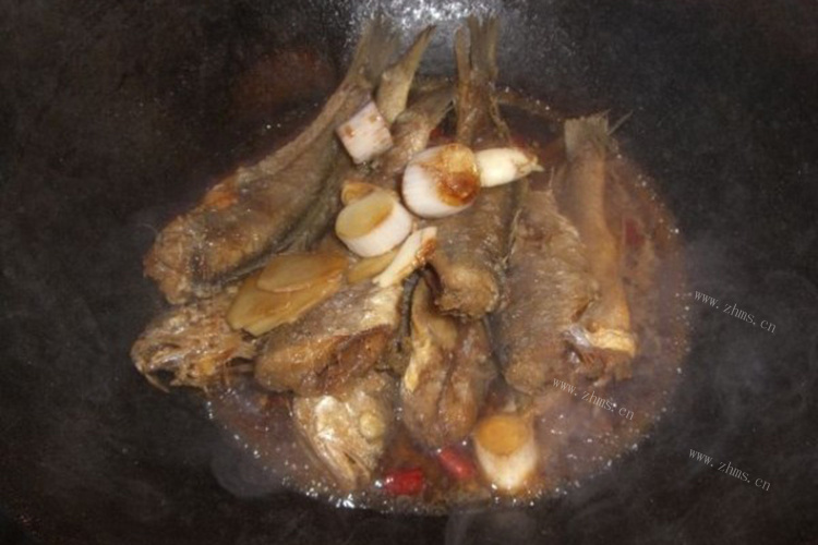 新鲜美味的焖黄花鱼，简单几步就能烧出下饭神器