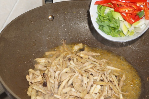 美味的家常菜，新鲜的茶树菇肉片第七步
