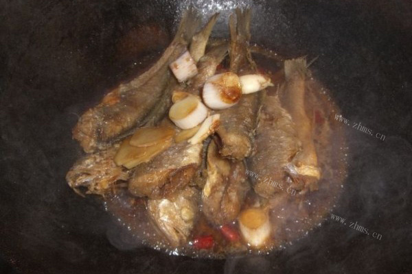 新鲜美味的焖黄花鱼，简单几步就能烧出下饭神器第八步
