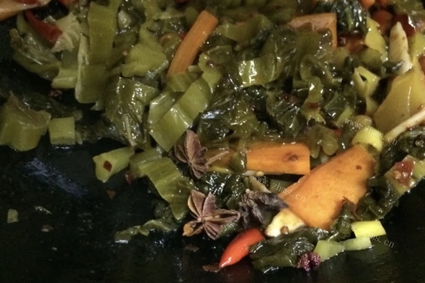 古蔺酸菜蹄花汤，酸菜完美中和了猪蹄的油腻感第三步