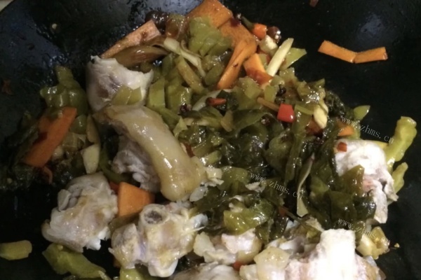 古蔺酸菜蹄花汤，酸菜完美中和了猪蹄的油腻感第四步