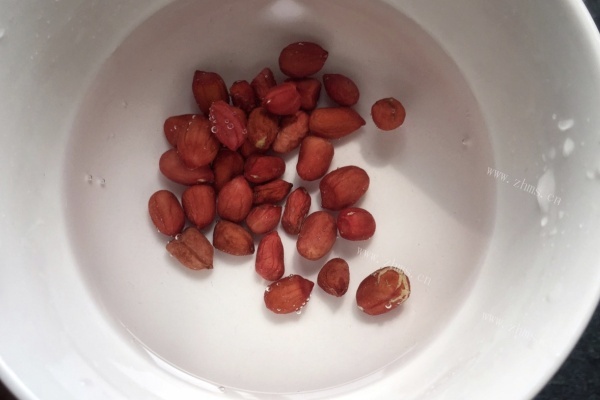 红枣枸杞桂圆，口感饱满，甜香诱人第三步