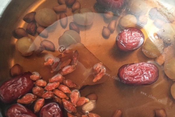 红枣枸杞桂圆，口感饱满，甜香诱人第七步