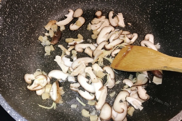 冬日暖心暖胃的暖汤——蘑菇干贝汤第七步