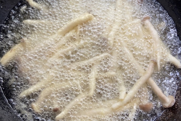 蛋焗茶树菇使用独家配方制作，美味妙绝第三步