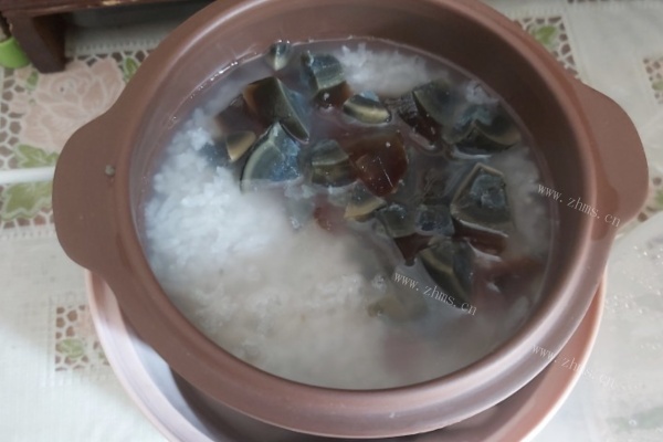 皮蛋鱼片汤，风味独特，咸香味美第六步