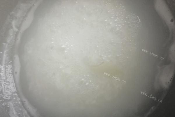 玉米火腿皮蛋蔬菜粥，满口的香软，营养价值满满第二步