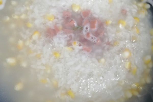 玉米火腿皮蛋蔬菜粥，满口的香软，营养价值满满第四步