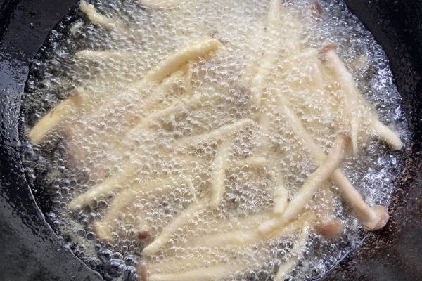 咸蛋茶树菇，酥脆美味让你多吃几碗饭第三步