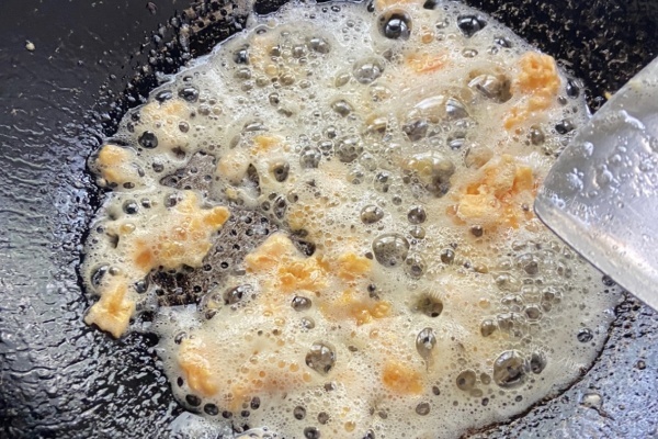 蛋焗茶树菇使用独家配方制作，美味妙绝第六步