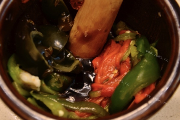 辣椒炒皮蛋，新手也会做的家常菜第七步