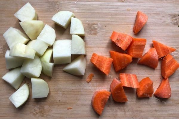 胡萝卜炖排骨，排骨肉香而不腻第三步